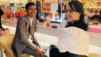 Santai bareng komedian Dede Kusnandar, mereka seperti ada di area bar sebuah restoran. Terlihat saat itu ada dekorasi tema Halloween. Foto: Instagram nina_mpokalpa