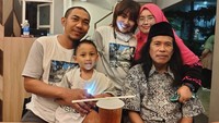 Mpok Alpa sosok yang dekat dengan keluarga. Begini kekompakannya saat sedang menghabiskan waktu makan bareng. Foto: Instagram nina_mpokalpa