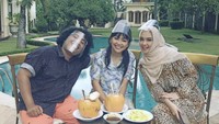 Saat syuting di rumah Ingrid Kansil, Mpok Alpa dan Marshel Widianto sempatkan foto bersama. Mereka disuguhi rujak dan minuman batok kelapa! Foto: Instagram nina_mpokalpa