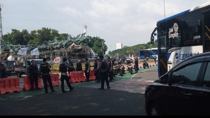 Lalu lintas Jalan Medan Merdeka Barat arah Istana dialihkan imbas demo.