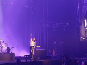 Video: 6 Aksi Paul Klein di Konser LANY Jakarta