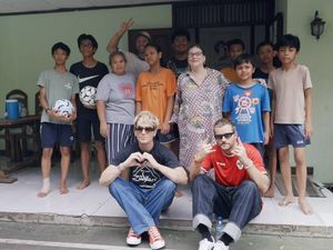 Video Cerita LANY Kunjungi Panti Asuhan di Jakarta Sebelum Konser