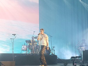 Punya 3 Menit Saat Kebakaran LA, Vokalis LANY Pilih Ambil Gitar John Mayer