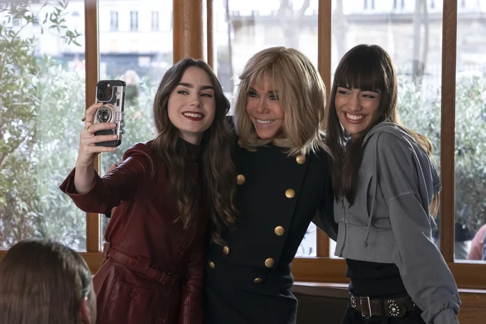 Lily Collins dan Brigitte Macron di Serial Emily in Paris