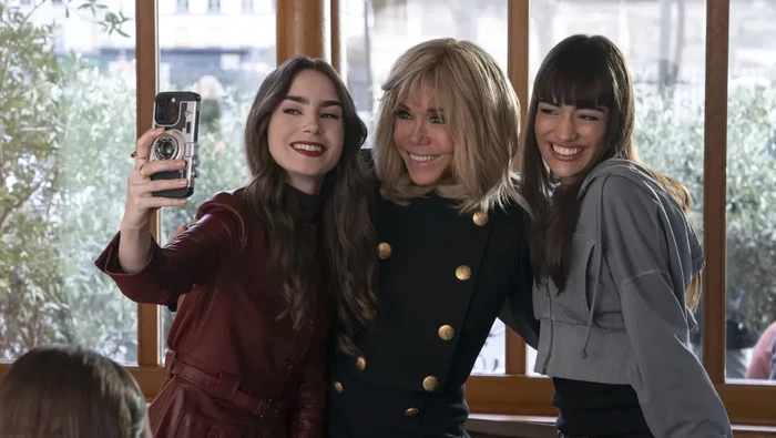 Lily Collins dan Brigitte Macron di Serial Emily in Paris
