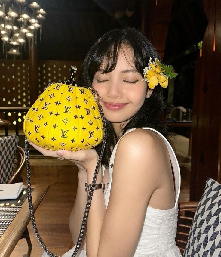 Lisa BLACKPINK memakai tas berbentuk labu hasil kolaborasi Louis Vuitton dan Yayoi Kusama Lisa BLACKPINK memakai tas berbentuk labu hasil kolaborasi Louis Vuitton dan Yayoi Kusama