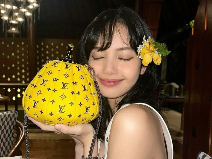 Lisa BLACKPINK memakai tas berbentuk labu hasil kolaborasi Louis Vuitton dan Yayoi Kusama