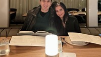 Mengunjungi Sydney, Australia, ini momen Manoj Punjabi dan Shania Lakhaiani saat makan malam romantis di restoran. Foto: Instagram @manojpunjabimd