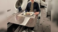 Terakhir ada momen bersantapnya ketika di dalam pesawat. Ia menikmati steak dan ditemani dengan segelas wine.  Foto: Instagram @manojpunjabimd