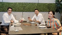 Selain itu, ada juga potret kedekatannya dengan Raffi Ahmad dan Nagita Slavina. Ini momennya saat menjamu dengan makan bersama di restoran. Foto: Instagram @manojpunjabimd