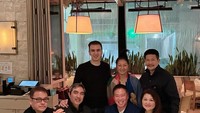 Manoj Punjabi sendiri juga dikenal dekat dengan keluarga. Ia kerap mengajak keluarga kecilnya berlibur di luar negeri sambil kulineran seru. Foto: Instagram @manojpunjabimd