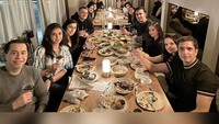 Saat liburan di negeri kanguru, Manoj Punjabi mengajak teman dan keluarganya untuk makan bersama. Foto: Instagram @manojpunjabimd
