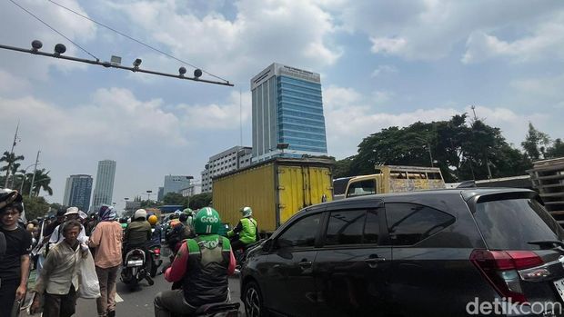 Massa demo depan DPR 'memakan' badan jalan, lalu lintas Jalan Gatsu tersendat.