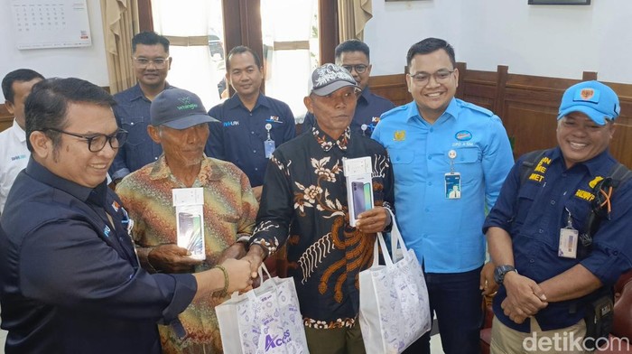 Mbah Jamin (62) dan Sarmo (66) yang menghentikan KA Darmawangsa karena mendapati rel rusak di Blora mendapat penghargaan, Jumat (11/10/2024).