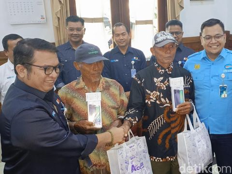 Mbah Jamin (62) dan Sarmo (66) yang menghentikan KA Darmawangsa karena mendapati rel rusak di Blora mendapat penghargaan, Jumat (11/10/2024).