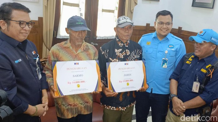 Mbah Jamin (62) dan Sarmo (66) yang menghentikan KA Darmawangsa karena mendapati rel rusak di Blora mendapat penghargaan, Jumat (11/10/2024).