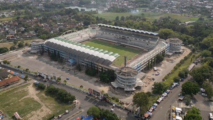 Foto udara pelaksanaan rehabilitasi dan renovasi Stadion Maguwoharjo, Sleman, DI Yogyakarta Jumat (11/10/2024). Kementerian Pekerjaan Umum dan Perumahan Rakyat (PUPR) melakukan rehabilitasi dan renovasi Stadion Maguwoharjo dengan anggaran Rp108 miliar itu ditargetkan akan rampung pada Desember 2024. ANTARA FOTO/Hendra Nurdiyansyah/Spt.