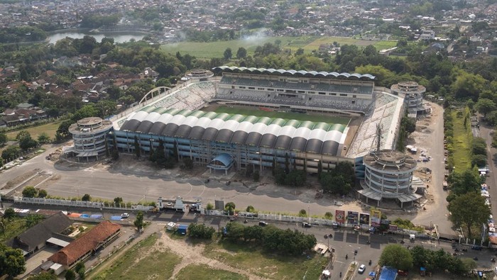 Melihat Renovasi Stadion Maguwoharjo Sleman yang Telan Anggaran Rp108 M Foto udara pelaksanaan rehabilitasi dan renovasi Stadion Maguwoharjo, Sleman, DI Yogyakarta Jumat (11/10/2024). Kementerian Pekerjaan Umum dan Perumahan Rakyat (PUPR) melakukan rehabilitasi dan renovasi Stadion Maguwoharjo dengan anggaran Rp108 miliar itu ditargetkan akan rampung pada Desember 2024. ANTARA FOTO/Hendra Nurdiyansyah/Spt.