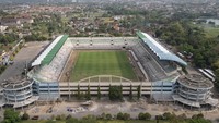 Foto udara pelaksanaan rehabilitasi dan renovasi Stadion Maguwoharjo, Sleman, DI Yogyakarta Jumat (11/10/2024).   