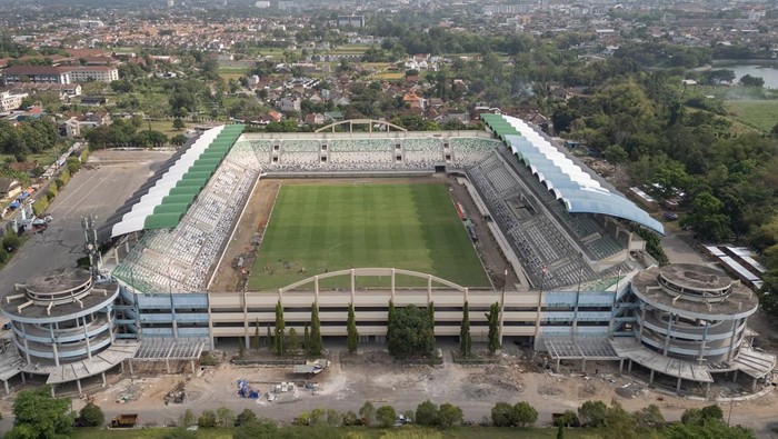 Melihat Renovasi Stadion Maguwoharjo Sleman yang Telan Anggaran Rp108 M Foto udara pelaksanaan rehabilitasi dan renovasi Stadion Maguwoharjo, Sleman, DI Yogyakarta Jumat (11/10/2024). Kementerian Pekerjaan Umum dan Perumahan Rakyat (PUPR) melakukan rehabilitasi dan renovasi Stadion Maguwoharjo dengan anggaran Rp108 miliar itu ditargetkan akan rampung pada Desember 2024. ANTARA FOTO/Hendra Nurdiyansyah/Spt.