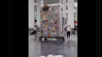 Wasit Al Kaf bawa koper gede saat pulkam,,, Foto: X.com