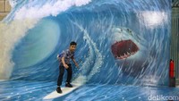 Wisata Jakarta Magic Art 3D Museum menampilkan beragam lukisan 3 dimensi yang terlukis di sepanjang dinding.