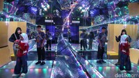 Tak hanya itu saja, wisata Jakarta ini juga memiliki zona rumah kaca, ruang laser, ruang ames, ruang miring, ruang ajaib, kursi ilusi, ruang penjara, dan masih banyak lagi.