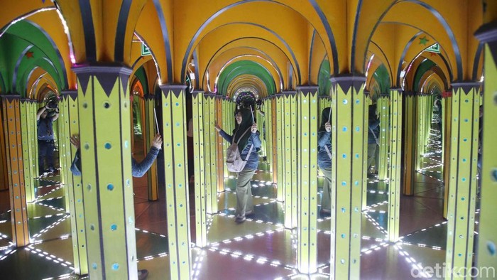 Menjelajahi 'Keajaiban' di Magic Art 3D Museum Kota Tua Magic Art 3D Museum Kota Tua adalah museum yang menampilkan karya tiga dimensi (3D). Beragam karya seni lukisan 3D ini akan membuat Anda dibuat kagum.