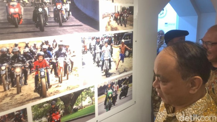 Menkominfo Budi Arie Setiadi mengenang kisah dibalik foto Presiden Joko Widodo (Jokowi) yang mengendarai sepeda motor dan dikejar oleh warga. (Anggi/detikcom)