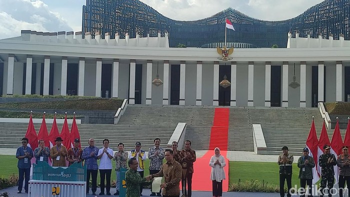 Menteri ATR AHY menyerahkan sertifikat hak pakai Istana Negara-Istana Garuda ke Setneg