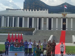 AHY Serahkan Sertifikat Hak Pakai Istana Negara-Istana Garuda IKN ke Setneg