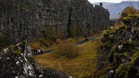 Terletak di antara lempengan tektonik Eurasia dan Amerika Utara, tempat ini tidak hanya mempesona dari segi geologis, tetapi juga menawarkan kejernihan air yang menakjubkan.  