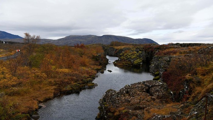 People put on dry suits to snorkel in Silfra Fissure, Iceland October 3, 2024. REUTERS/Meghana Sastry