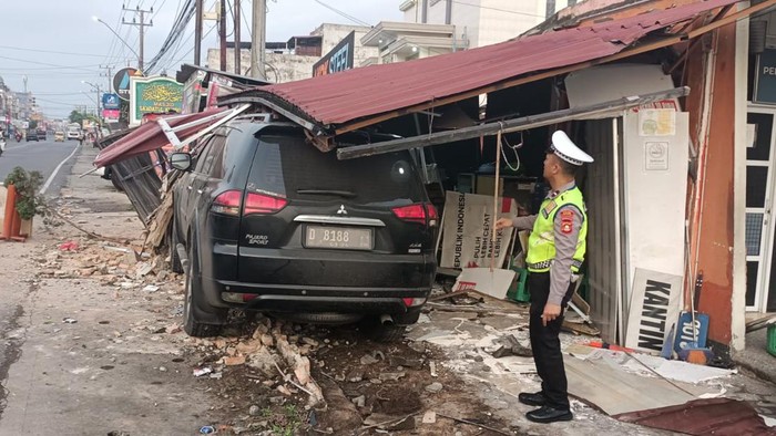 Mobil seruduk kantin depan rumah sakit di Lubuklinggau.