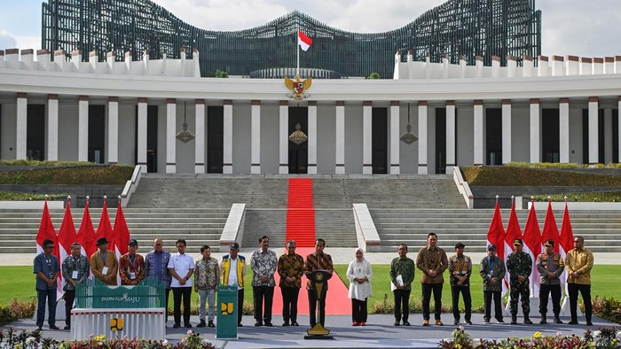 Presiden Joko Widodo (tengah) bersiap memberikan keterangan pers seusai meresmikan Istana Negara di Ibu Kota Nusantara, Kalimantan Timur, Jumat (11/10/2024). Kepala Negara meresmikan Istana Negara di IKN sebagai fasilitas kediaman resmi Presiden Indonesia. ANTARA FOTO/Sigid Kurniawan/Spt.