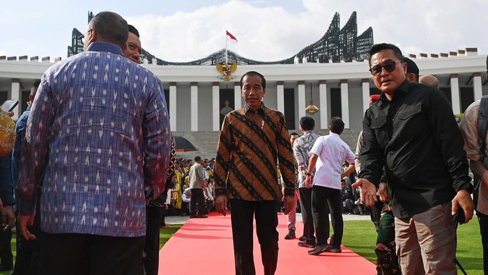 Presiden Joko Widodo (tengah) bersiap memberikan keterangan pers seusai meresmikan Istana Negara di Ibu Kota Nusantara, Kalimantan Timur, Jumat (11/10/2024). Kepala Negara meresmikan Istana Negara di IKN sebagai fasilitas kediaman resmi Presiden Indonesia. ANTARA FOTO/Sigid Kurniawan/Spt.