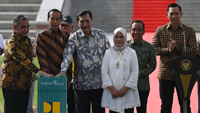 Momen Jokowi Resmikan Istana Negara IKN Presiden Joko Widodo (tengah) bersiap memberikan keterangan pers seusai meresmikan Istana Negara di Ibu Kota Nusantara, Kalimantan Timur, Jumat (11/10/2024). Kepala Negara meresmikan Istana Negara di IKN sebagai fasilitas kediaman resmi Presiden Indonesia. ANTARA FOTO/Sigid Kurniawan/Spt.