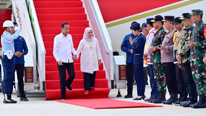 Presiden Joko Widodo tiba di Bandara Nusantara, IKN, Jumat (11/10). Jokowi mendarat dengan pesawat kepresidenan.