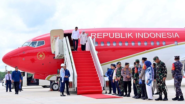 Presiden Joko Widodo tiba di Bandara Nusantara, IKN, Jumat (11/10). Jokowi mendarat dengan pesawat kepresidenan.