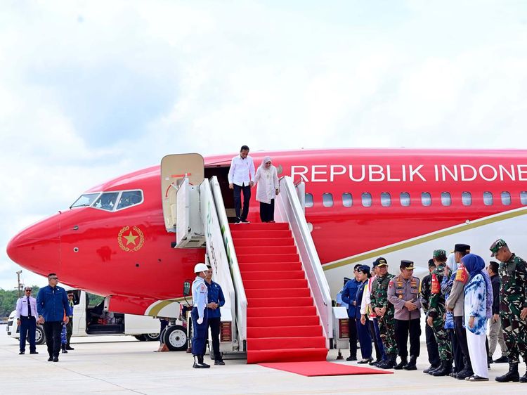 Momen Jokowi Tiba di Bandara Nusantara IKN