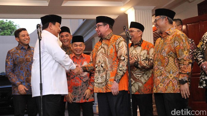 Presiden terpilih Prabowo Subianto saat bertemu dengan Ketua Majelis Syuro PKS Salim Segaf Aljufri beserta jajaran PKS di Kertanegara, Jakarta, Jumat (11/10/2024).