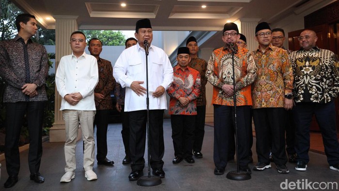 Presiden terpilih Prabowo Subianto saat bertemu dengan Ketua Majelis Syuro PKS Salim Segaf Aljufri beserta jajaran PKS di Kertanegara, Jakarta, Jumat (11/10/2024).