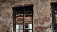 Suhu yang dihasilkan saat kebakaran tahun 2023 lalu tersebut mencapai angka yang cukup tinggi. Hal ini memberikan gambaran seberapa besar kobaran api yang melahap Museum Nasional pada peristiwa tersebut.Kita bisa melihat seberapa panas api yang bisa merusak tebalnya kaca yang kita pakai, kata PJU Museum Nasional Indonesia, Ni Luh Putu Chandra Dewi. Foto: (Hani Muthmainnah/detikcom)