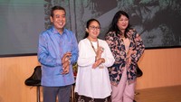 Dulu, museum di Indonesia dikenal dengan citra yang ketat dan membosankan, hanya menampilkan koleksi peninggalan prasejarah. Kini, kami ingin mengubah itu dan berupaya membuat masyarakat lebih senang mengunjungi museum dengan berbagai koleksi yang lebih beragam dan fungsi lebih menarik, ujar Kepala Indonesias Heritage Agency, Ahmad Mahendra (paling kiri, kemeja biru). Foto: (Indonesian Heritage Agency)