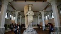 Penanggung Jawab Unit (PJU) Museum Nasional Indonesia Ni Luh Putu Chandra Dewi mengatakan para pengunjung dapat melihat serangkaian pameran dan menikmati fasilitas perpustakaan, gift shop, serta program publik.