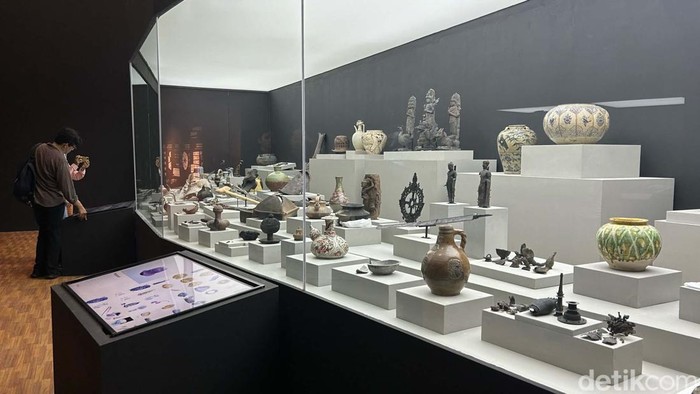 Museum Nasional Indonesia (MNI) akan kembali dibuka 15 Oktober 2024 mendatang. Sebelumnya museum ini ditutup usai mengalami kebakaran pada 16 September tahun 2023.