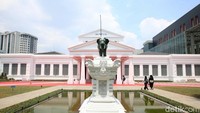 Sejumlah awak media melakukan tour di Museum Nasional Indonesia (MNI), Jakarta, Jumat (11/10/2024).