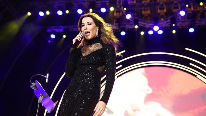Nancy Ajram, penayanyi lagu pop Arab berjudul JEDDAH, SAUDI ARABIA - DECEMBER 08: Nancy Ajram performs at the Closing Night Gala Dinner at the Red Sea International Film Festival on December 08, 2022 in Jeddah, Saudi Arabia. (Photo by Daniele Venturelli/Getty Images for The Red Sea International Film Festival)