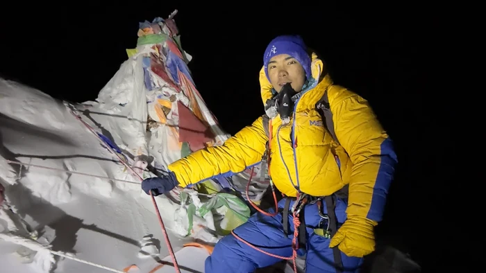 Nima Rinji Sherpa di puncak Gunung Everest