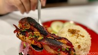 Ayam jasionya mirip seperti ayam char siu, ada rasa manis gurih dan rasa ‘smokey’ karena bagian luar kulit ayamnya dipanggang. Foto: detikFood